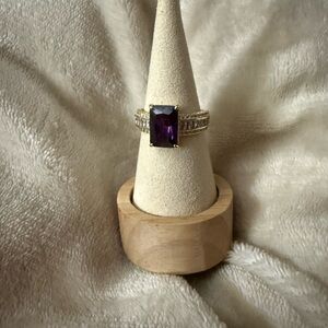 Elegant Amethyst Gem on Gold